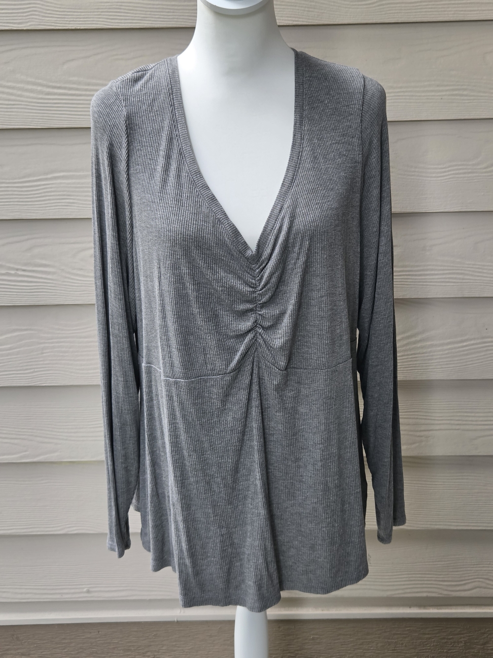 Torrid Gray Ribbed V-Neck Ruched Front Long Sleeve Top – Size 3X